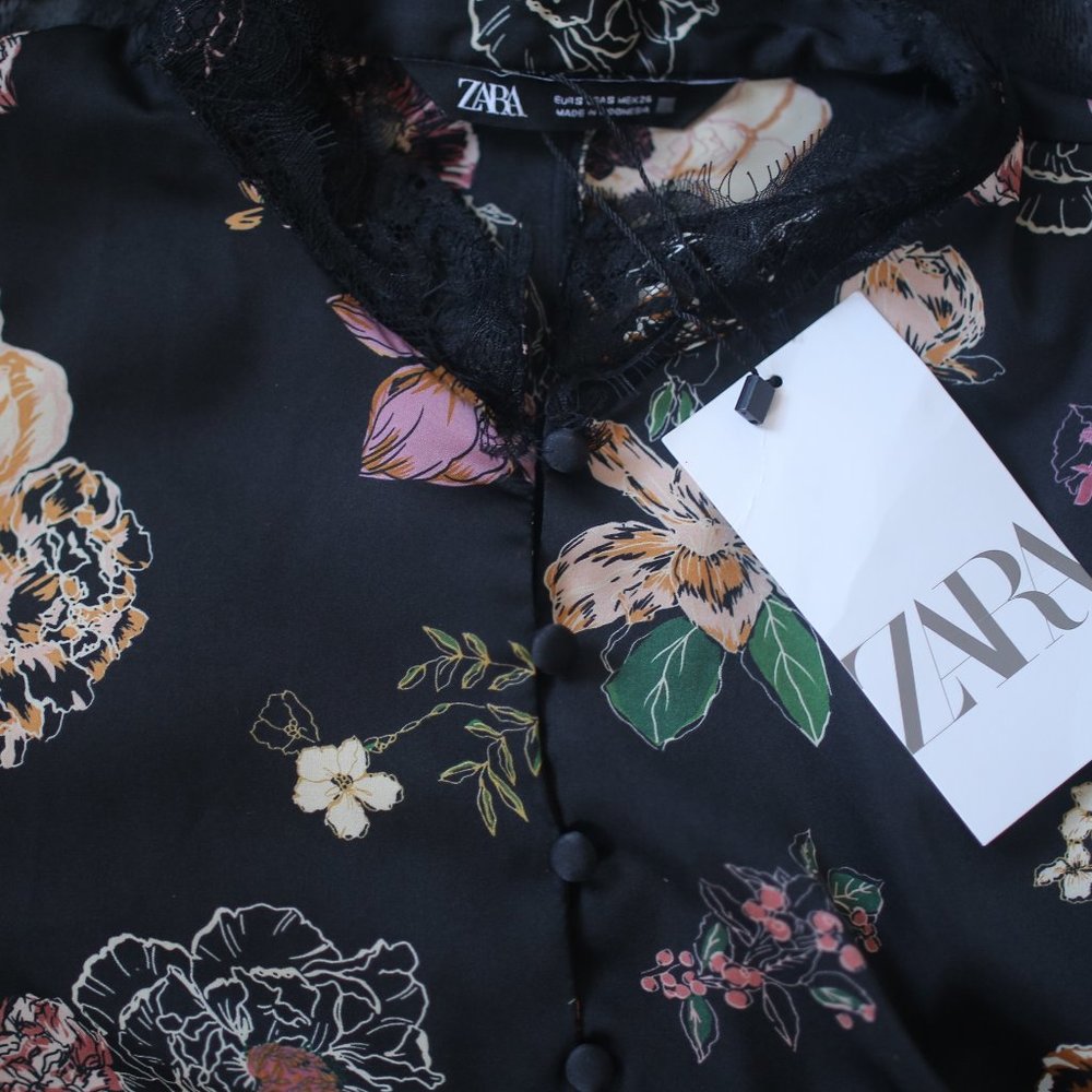 NWT FLORAL PRINT BLACK SATIN EFFECT BLOUSE. - Picture 11 of 11